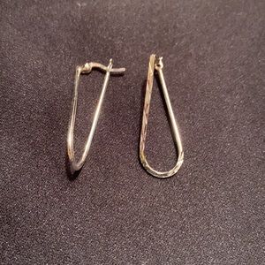 👏🏼Sterling silver diamond cut sturdy long/oval shaped hoops.